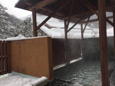 奥津温泉　花美人の里。雪の露天風呂。